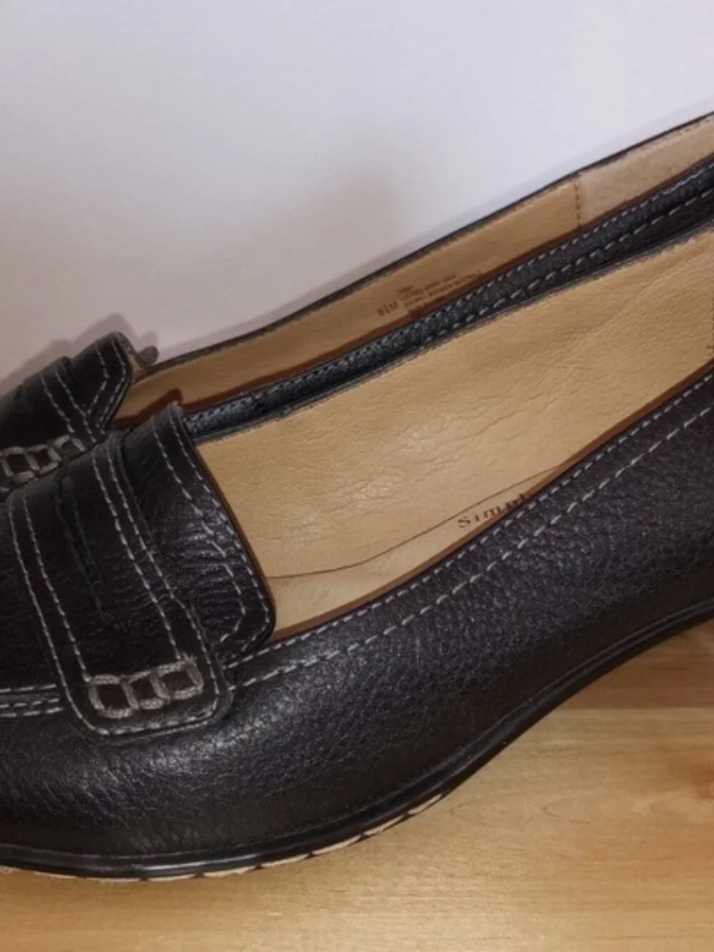 Women's black leather low-heeled loafers by Softspots size 8,5